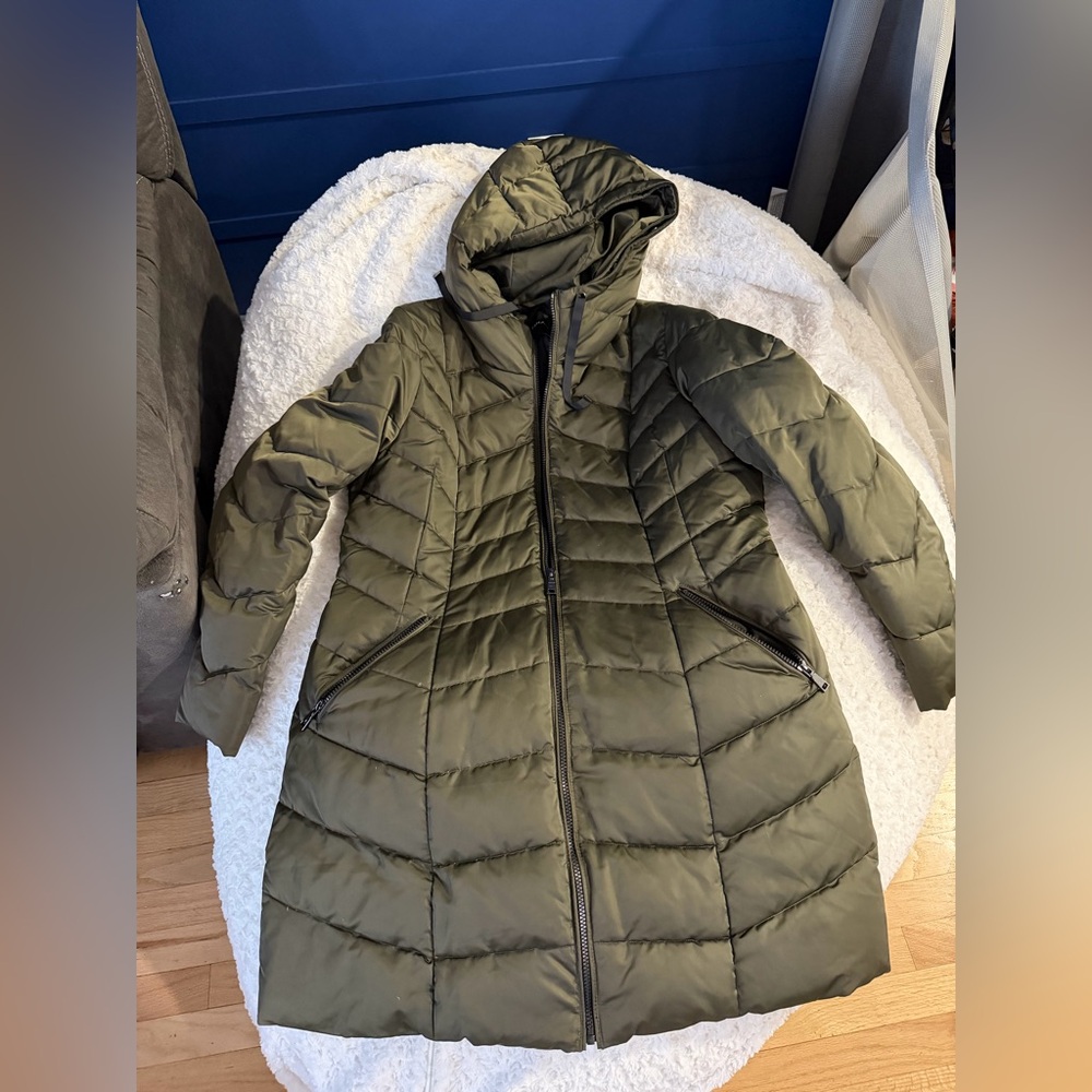 Women’s olive green satin XL Tahari coat